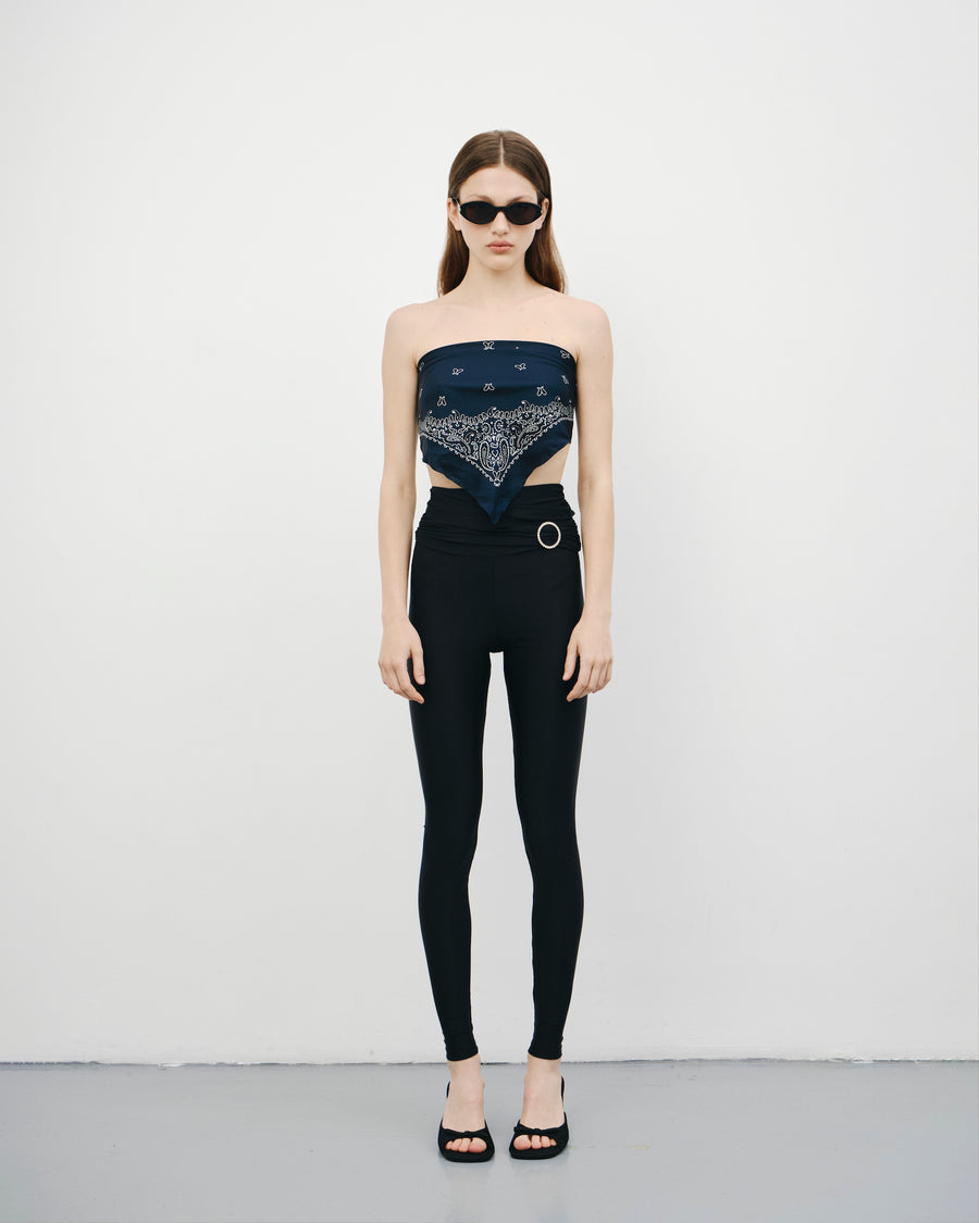 Extended leggings with a brooch