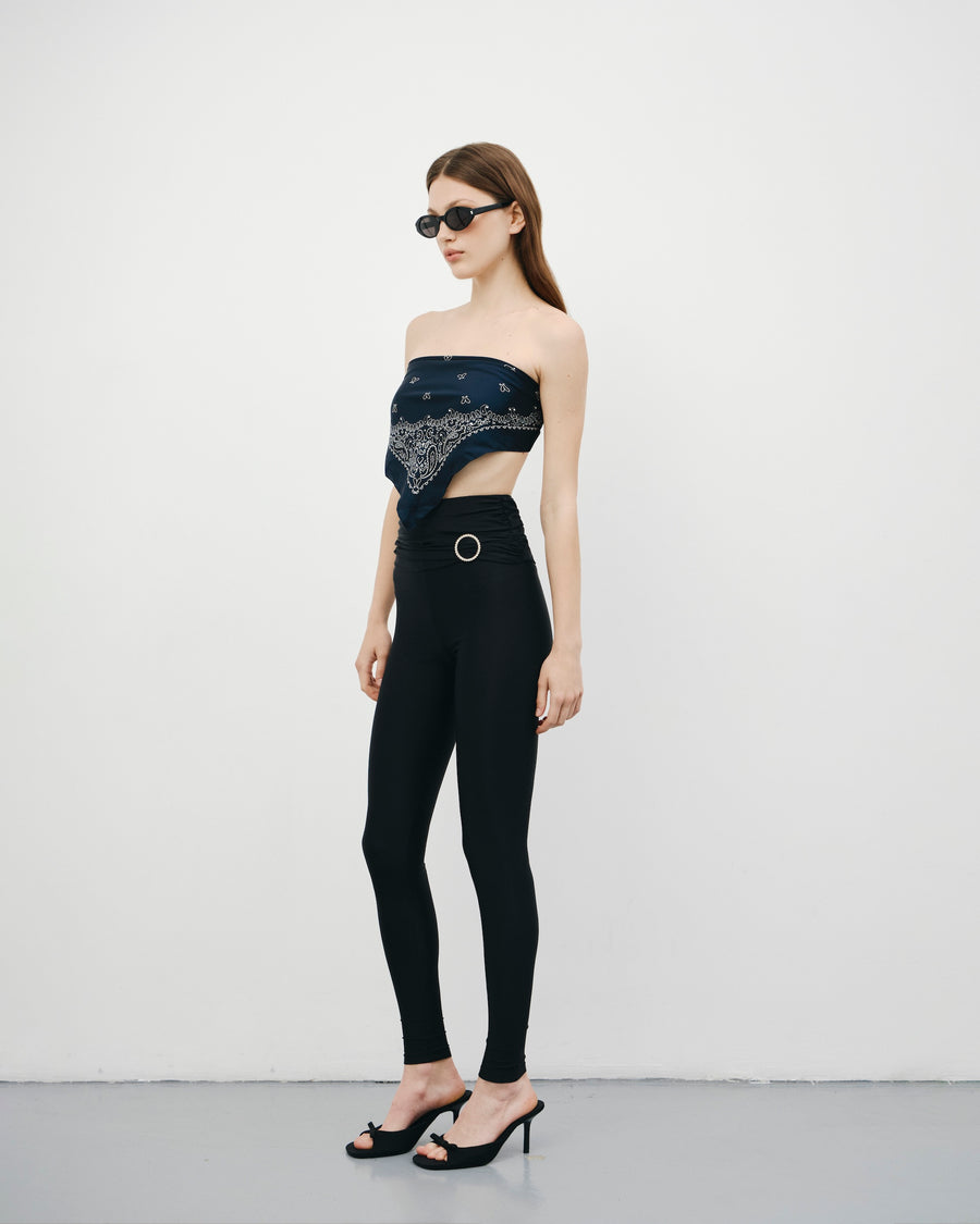 Extended leggings with a brooch