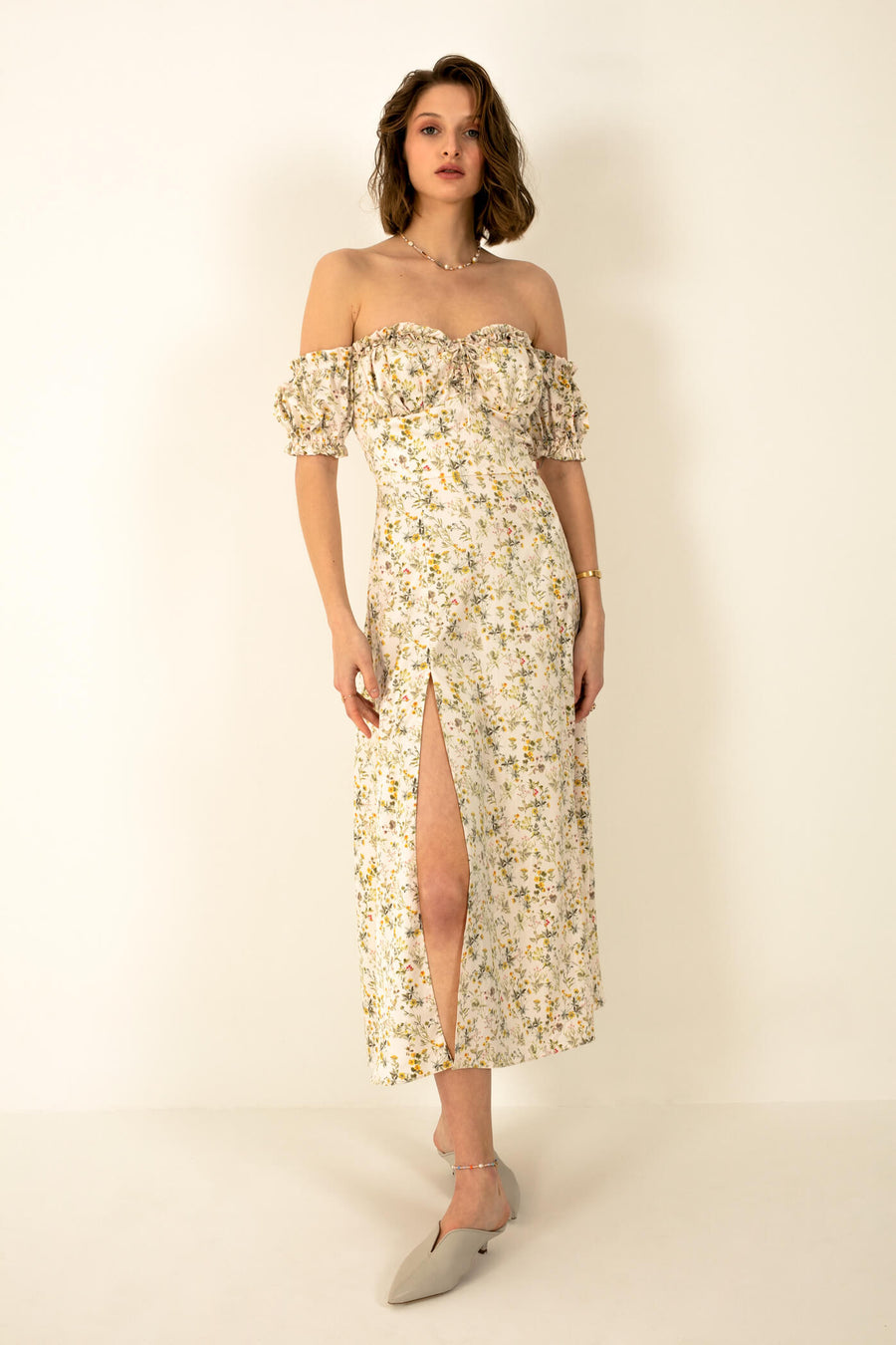Feeling #1 midi dress with a floral print. Muse